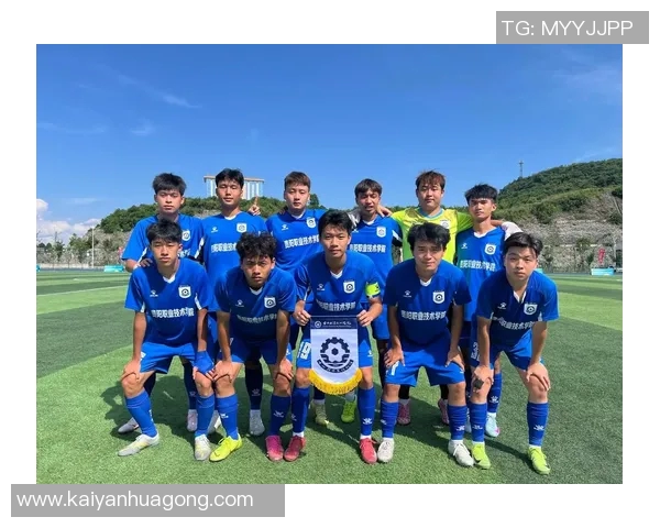 三位足球明星齐聚一堂，三种风格诠释足球魅力，展现男生独特个人特色