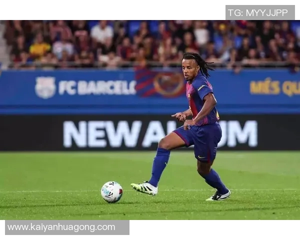 足球球星便衣街头时刻展示个人魅力与风采的瞬间 足球球星便衣街头时刻展示个人魅力与风采的瞬间