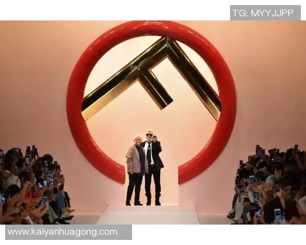 足球明星球衣背后的故事与传奇解析:从经典款到现代设计的变迁 足球明星球衣背后的故事与传奇解析:从经典款到现代设计的变迁